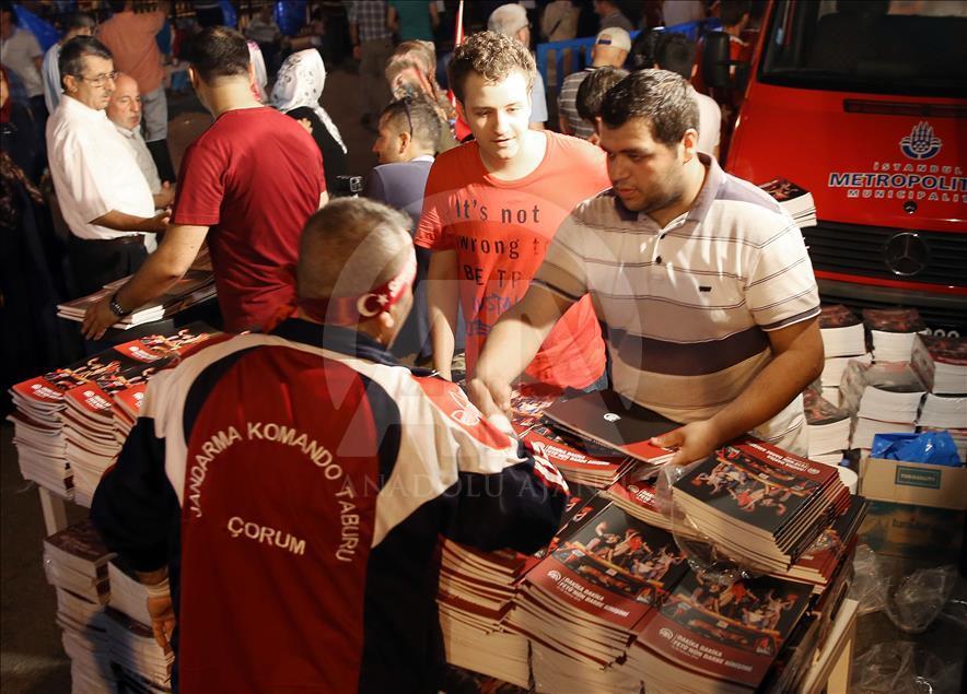 Anadolu Ajansı'nın "Dakika Dakika FETÖ'nün Darbe Girişimi" isimli kitabı Kısıklı’da dağıtıldı