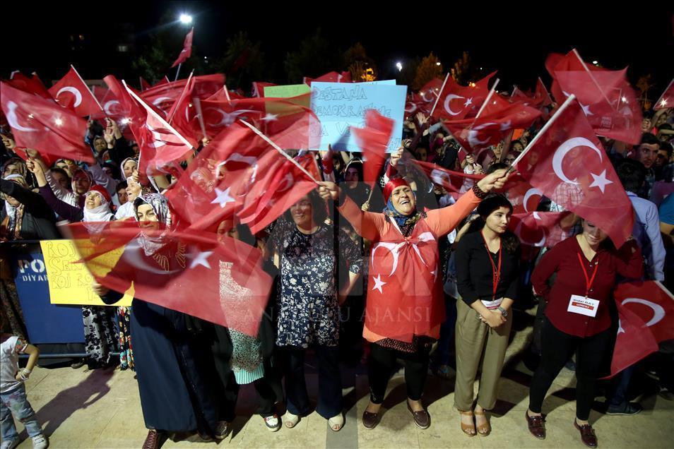 Demokrasi nöbeti devam ediyor