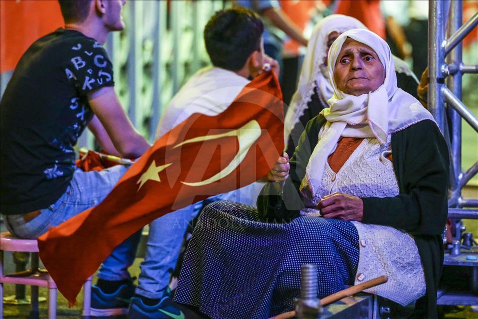 Demokrasi nöbeti devam ediyor