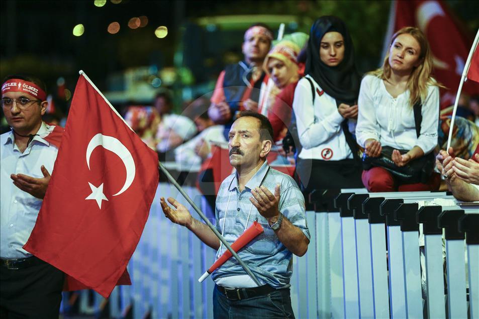 Demokrasi nöbeti devam ediyor