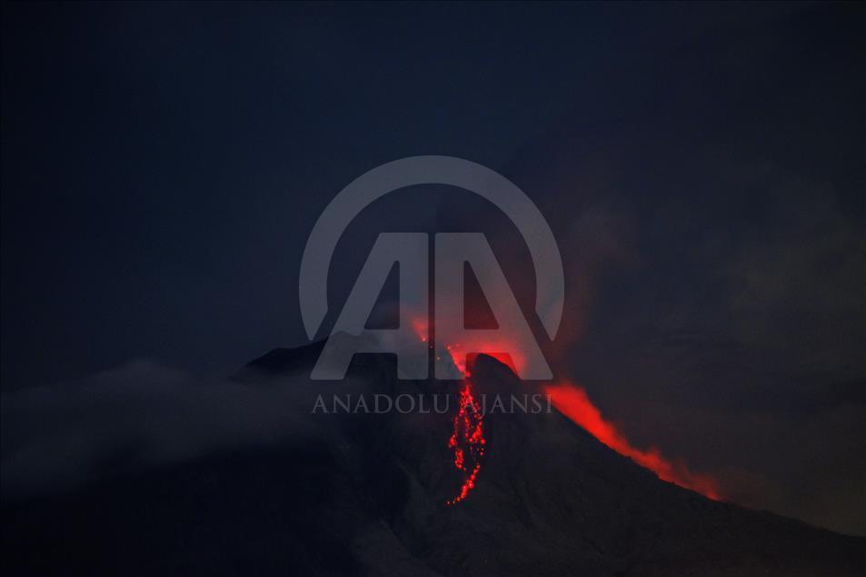 Endonezya'daki Sinabung Yanardağı'nın aktivitesi devam ediyor