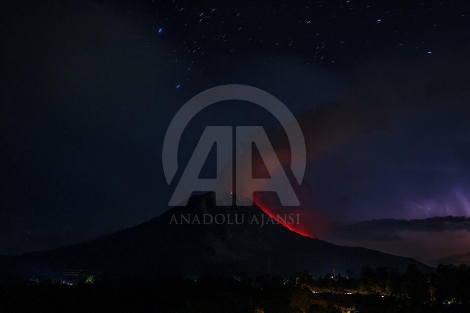 Endonezya'daki Sinabung Yanardağı'nın aktivitesi devam ediyor