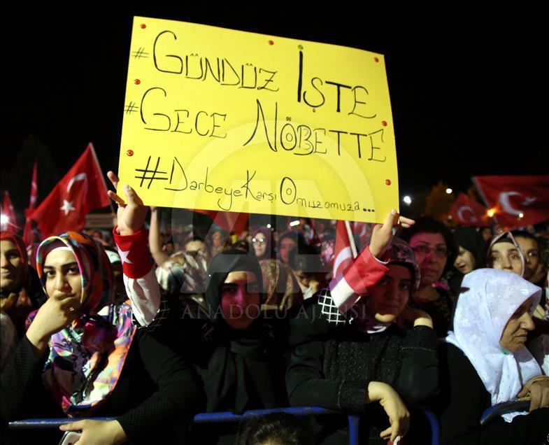 Demokrasi nöbeti devam ediyor