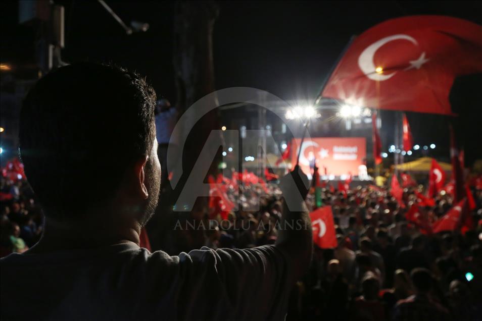 Demokrasi nöbeti devam ediyor