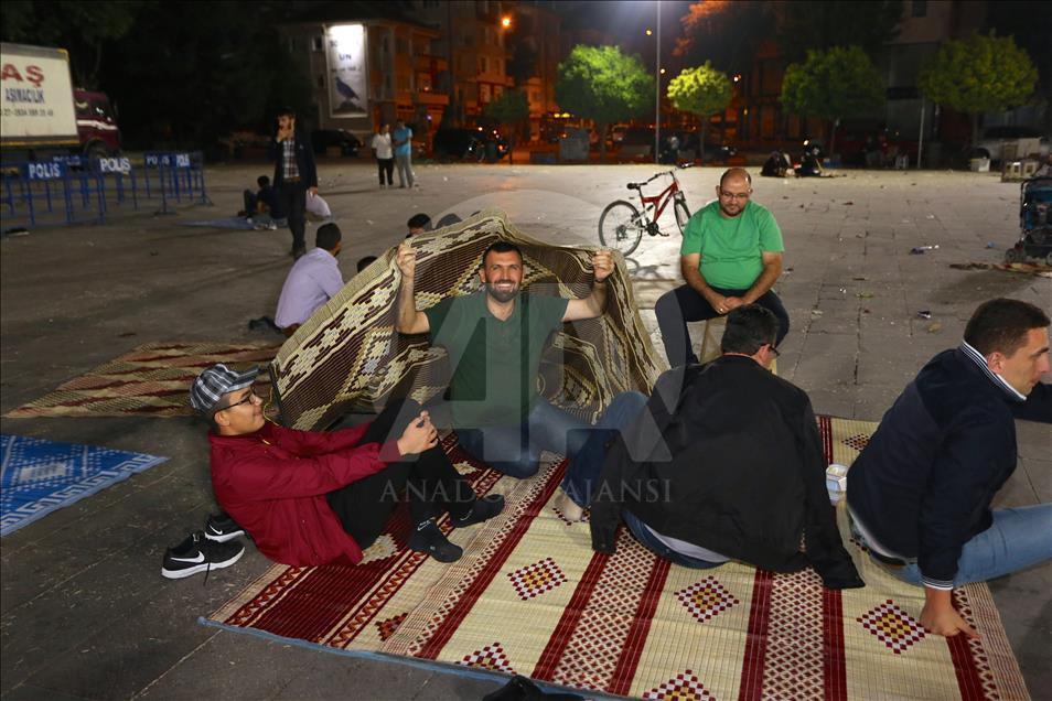 Demokrasi nöbeti devam ediyor