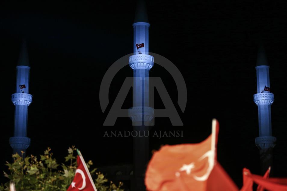 Demokrasi nöbeti devam ediyor