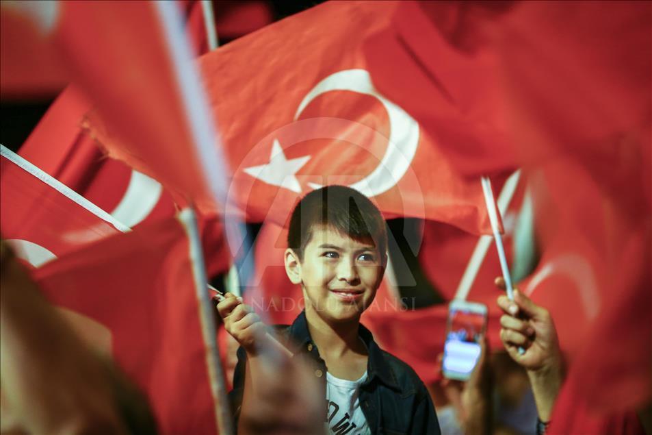 Demokrasi nöbeti devam ediyor