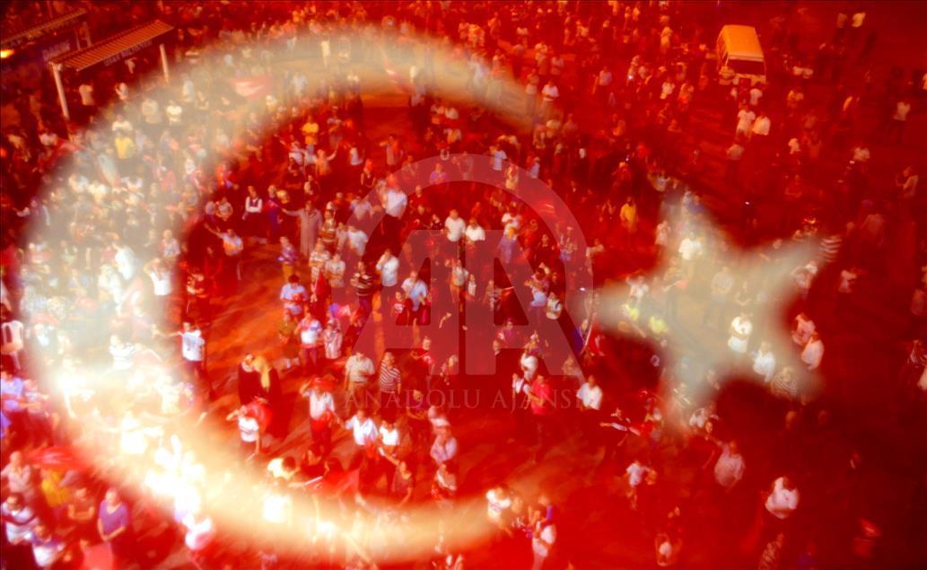 Demokrasi nöbeti devam ediyor