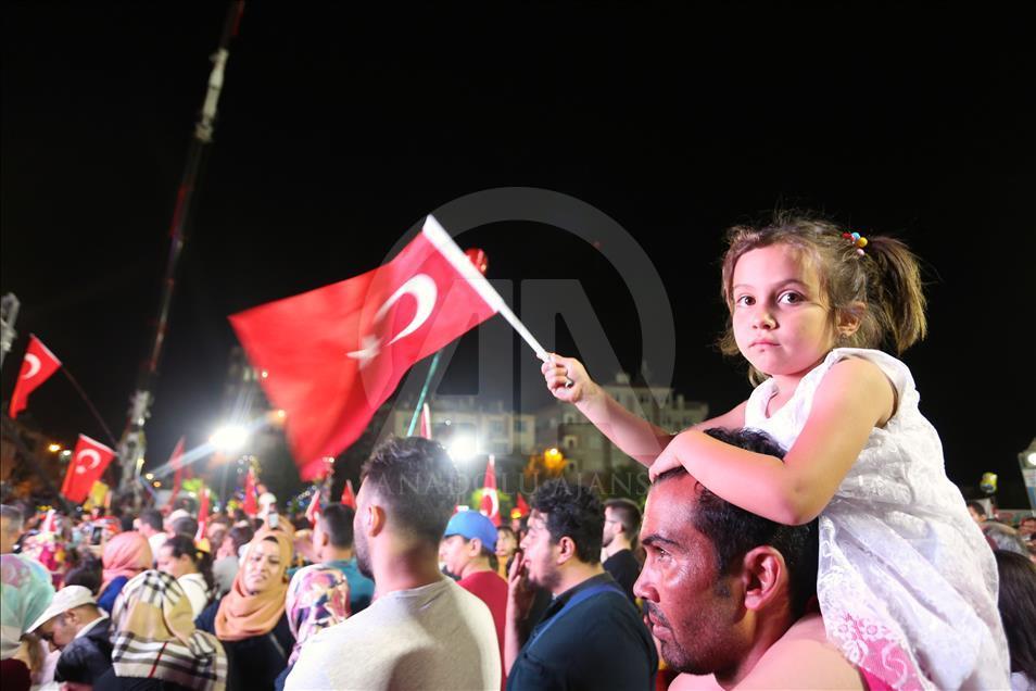 Demokrasi nöbeti devam ediyor