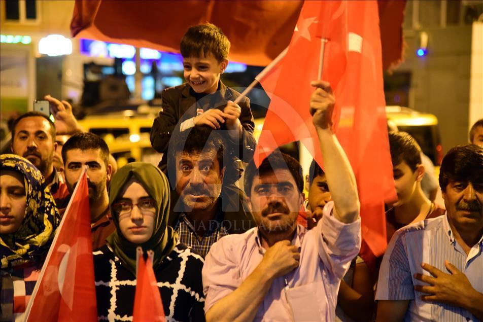 Demokrasi nöbeti devam ediyor