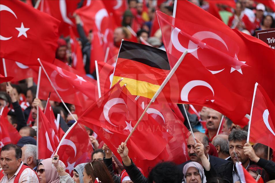 Avrupalı Türkler'den Köln'de demokrasi mitingi