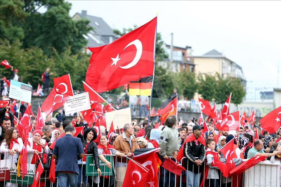 Avrupalı Türkler'den Köln'de demokrasi mitingi