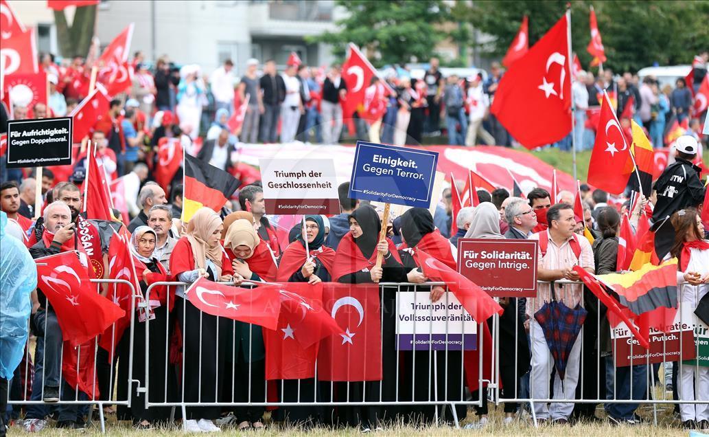 Avrupalı Türkler'den Köln'de demokrasi mitingi