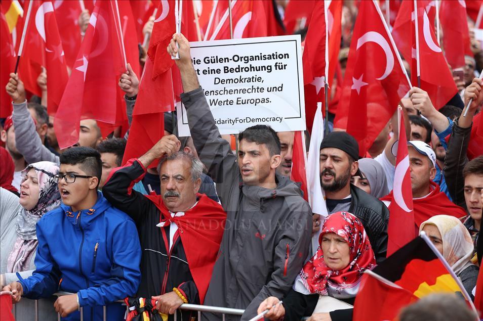 Avrupalı Türkler'den Köln'de demokrasi mitingi