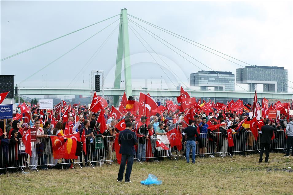 Avrupalı Türkler'den Köln'de demokrasi mitingi
