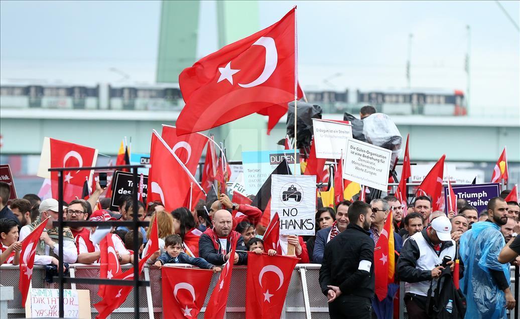Avrupalı Türkler'den Köln'de demokrasi mitingi