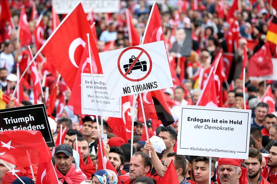 Avrupalı Türkler'den Köln'de demokrasi mitingi