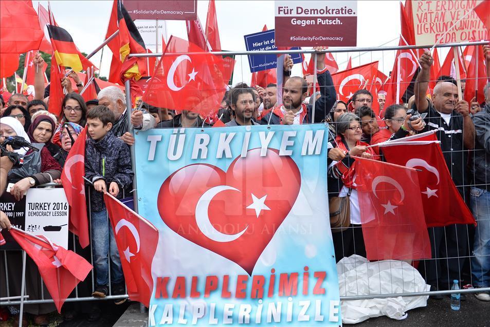 Avrupalı Türkler'den Köln'de demokrasi mitingi