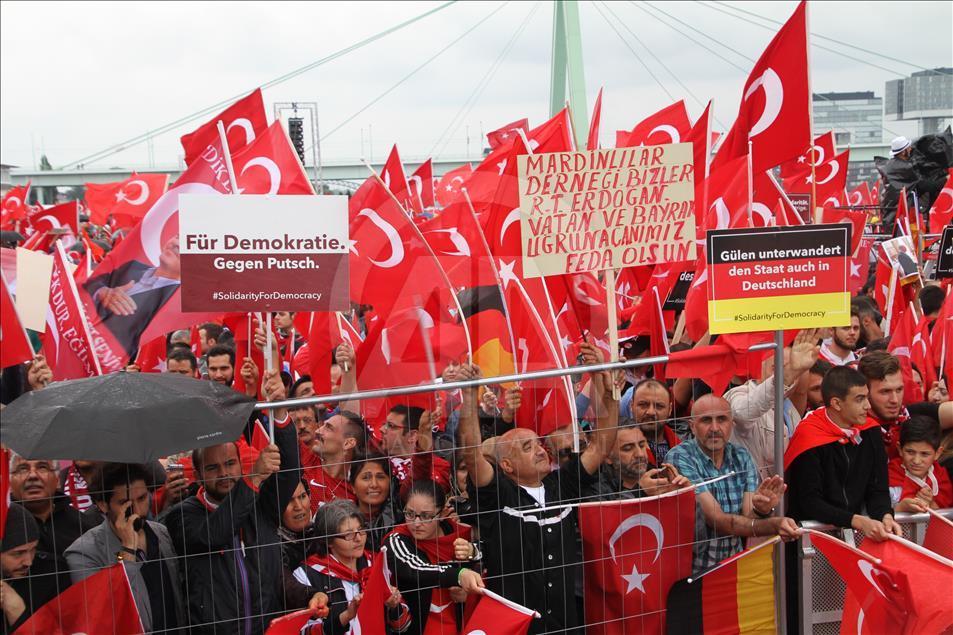 Avrupalı Türkler'den Köln'de demokrasi mitingi