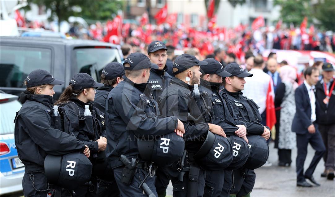 Avrupalı Türkler'den Köln'de demokrasi mitingi