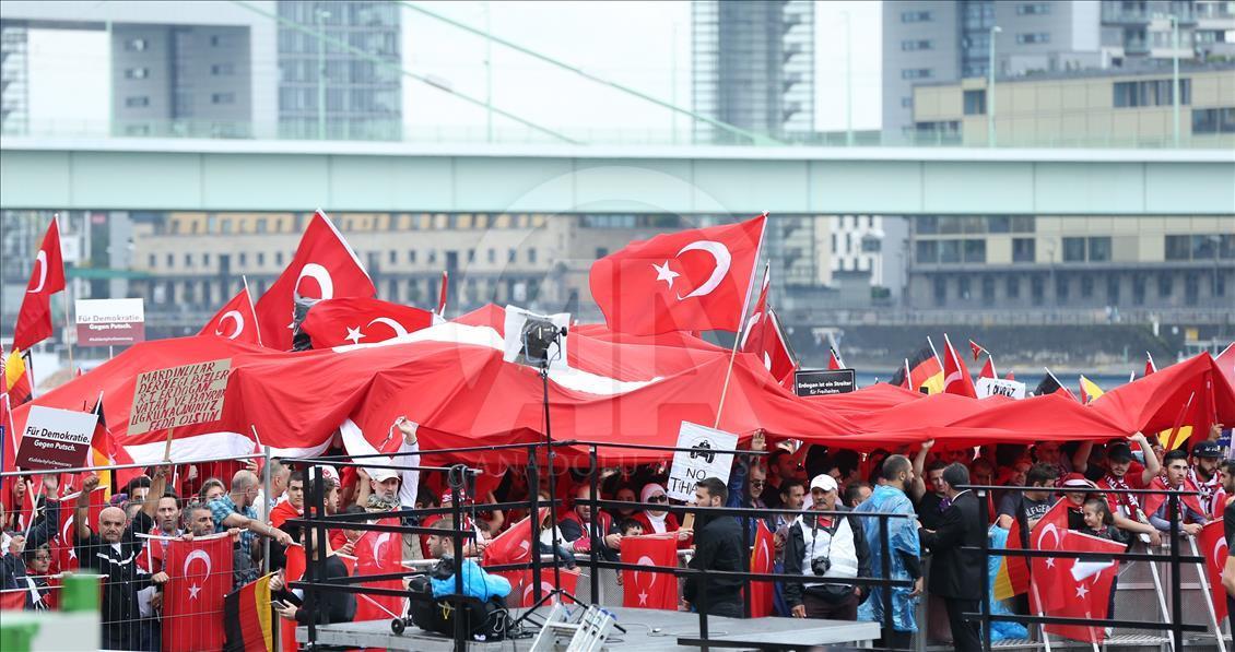 Avrupalı Türkler'den Köln'de demokrasi mitingi