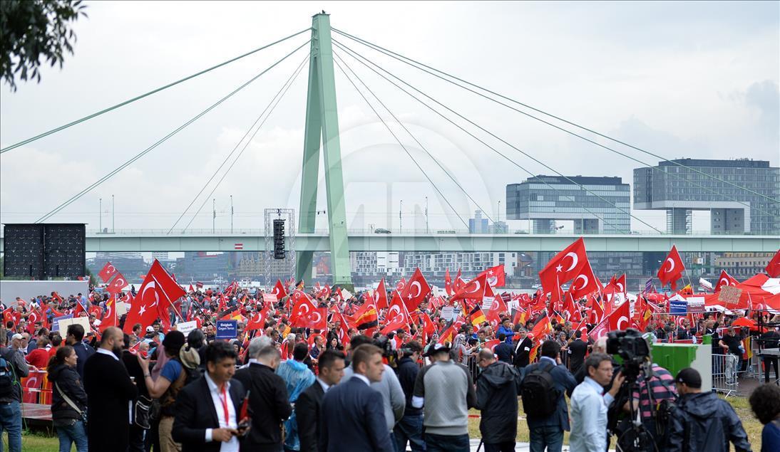 Avrupalı Türkler'den Köln'de demokrasi mitingi