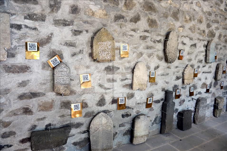 Tarihi mezar taşlarında "karekod" dönemi