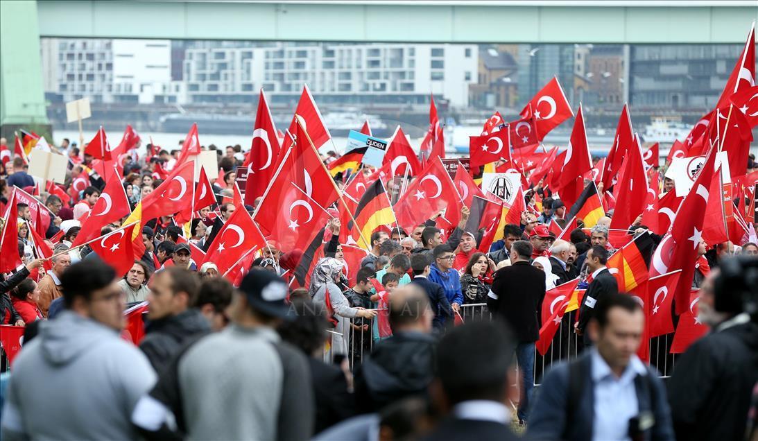 Avrupalı Türkler'den Köln'de demokrasi mitingi
