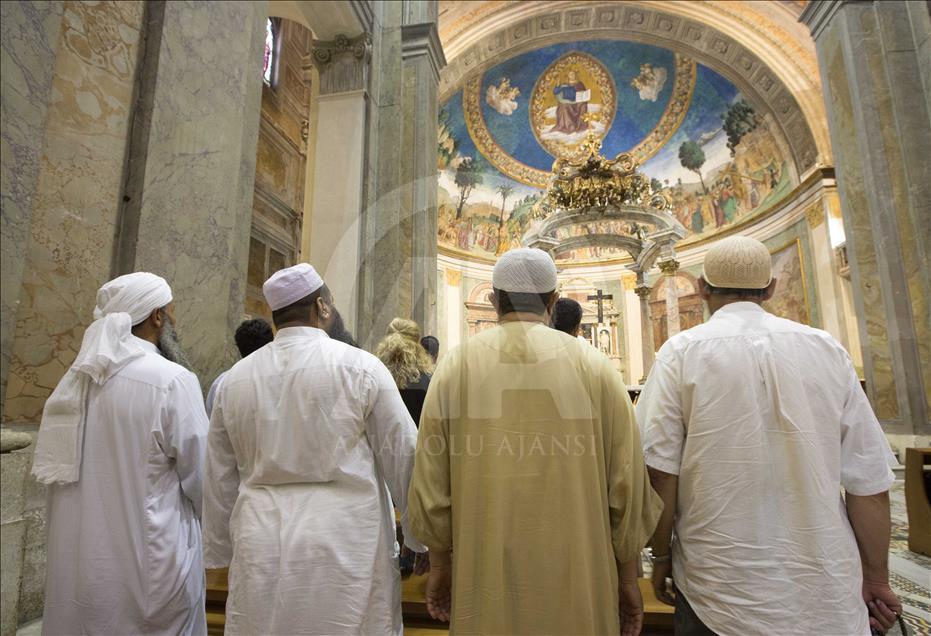 Muslims and Christians Pray Together