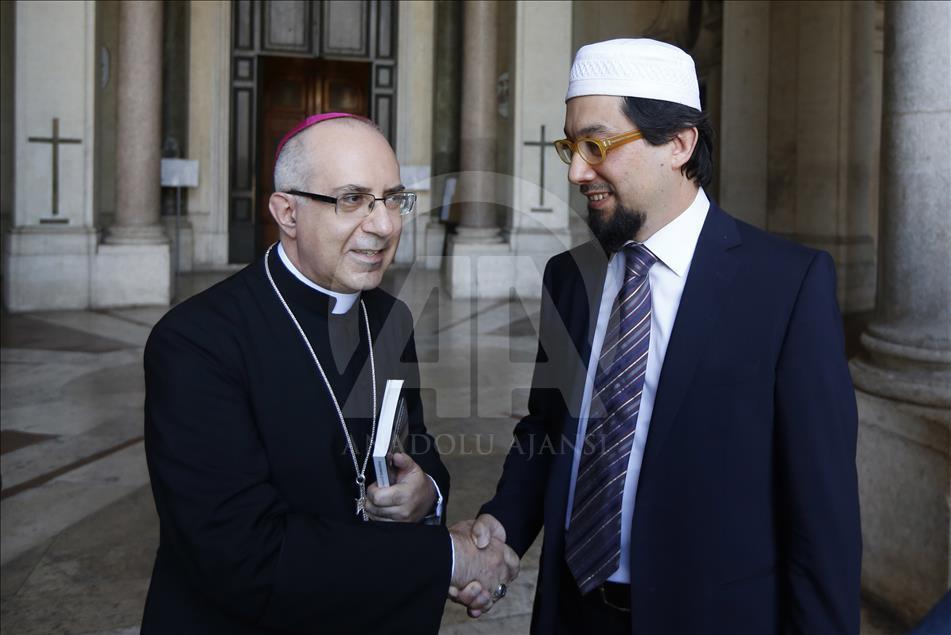Muslims and Christians Pray Together