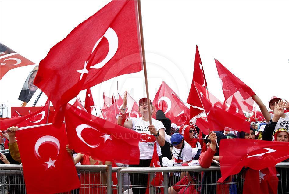 Milyonlar Yenikapı'daki miting alanında toplanmaya başladı
