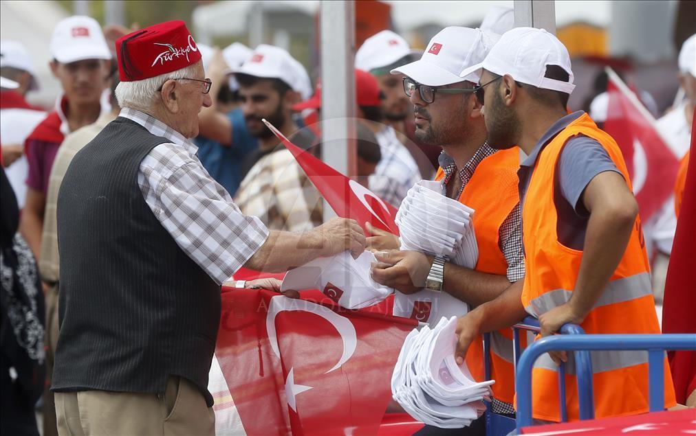 Milyonlar Yenikapı'daki miting alanında toplanmaya başladı