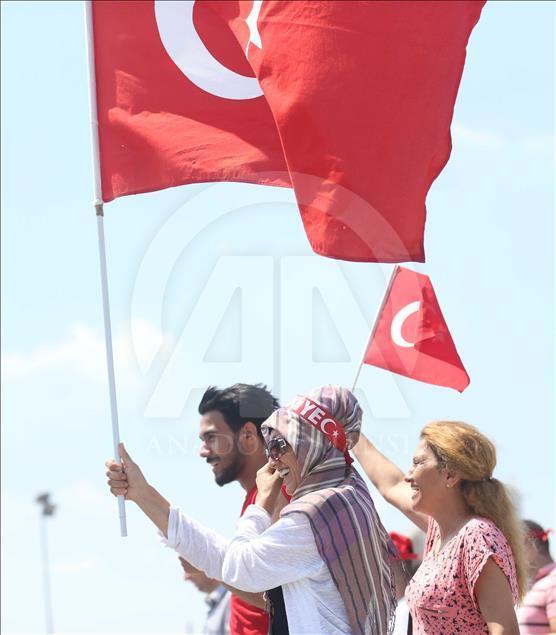 Milyonlar Yenikapı'daki miting alanında toplanmaya başladı