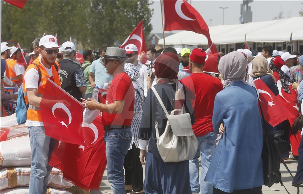 Milyonlar Yenikapı'daki miting alanında toplanmaya başladı