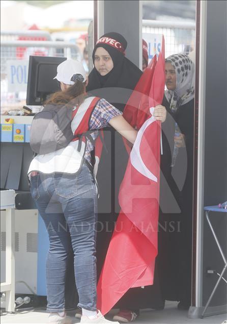 Milyonlar Yenikapı'daki miting alanında toplanmaya başladı