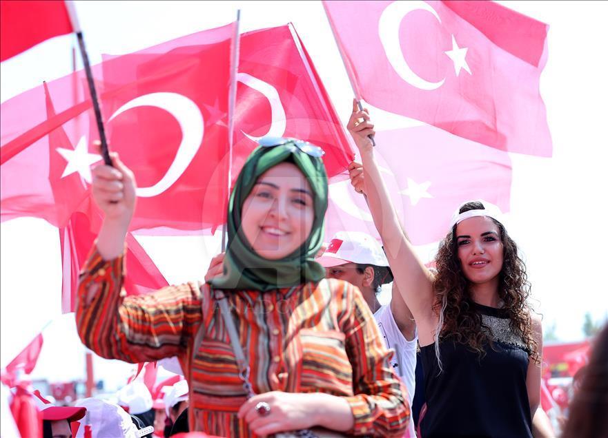 Milyonlar Yenikapı'daki miting alanında toplanmaya başladı