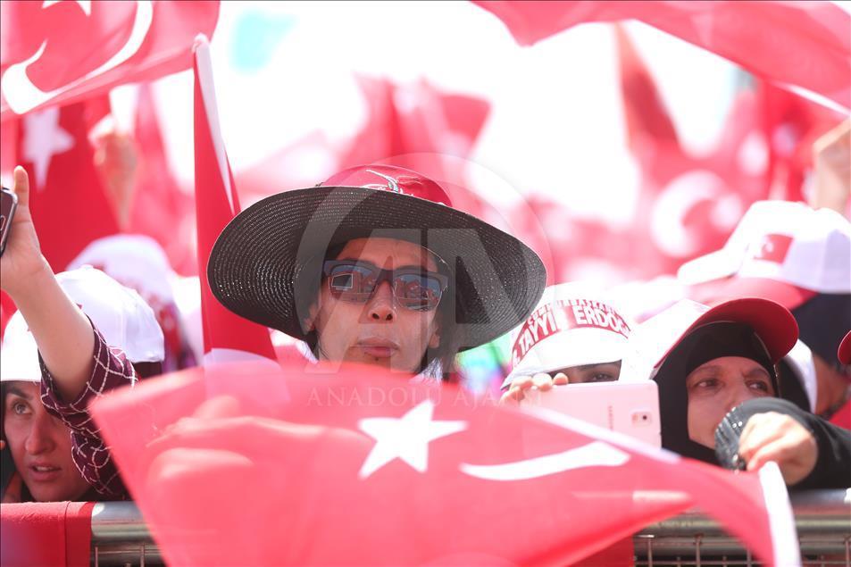 Milyonlar Yenikapı'daki miting alanında toplanmaya başladı