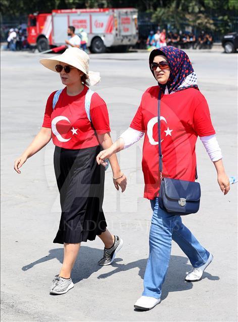 Milyonlar Yenikapı'daki miting alanında toplanmaya başladı