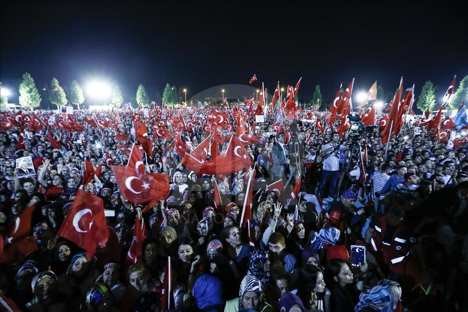 Cumhurbaşkanı Erdoğan, Cumhurbaşkanlığı Külliyesi'nde vatandaşları selamladı