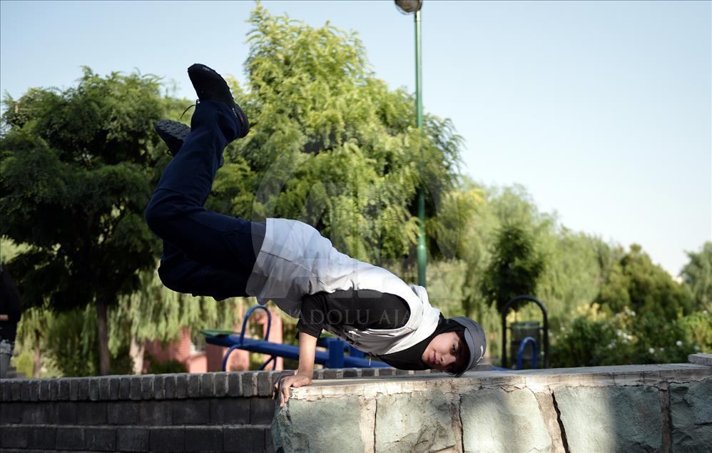 Yer çekimine meydan okuyan İranlı kızlar