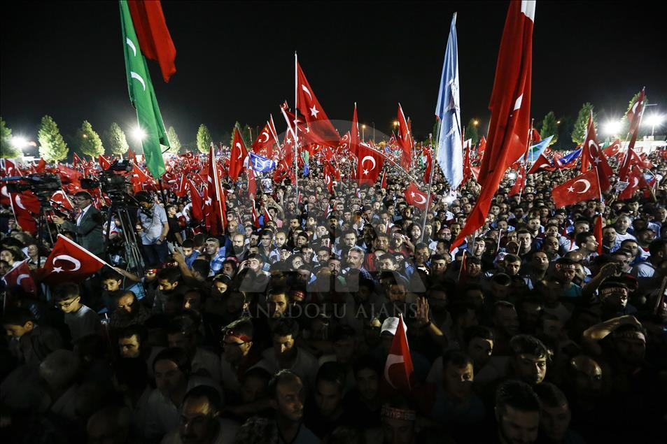 Cumhurbaşkanı Erdoğan, Cumhurbaşkanlığı Külliyesi'nde vatandaşları selamladı