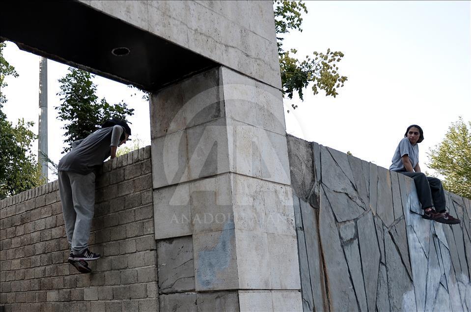 Yer çekimine meydan okuyan İranlı kızlar