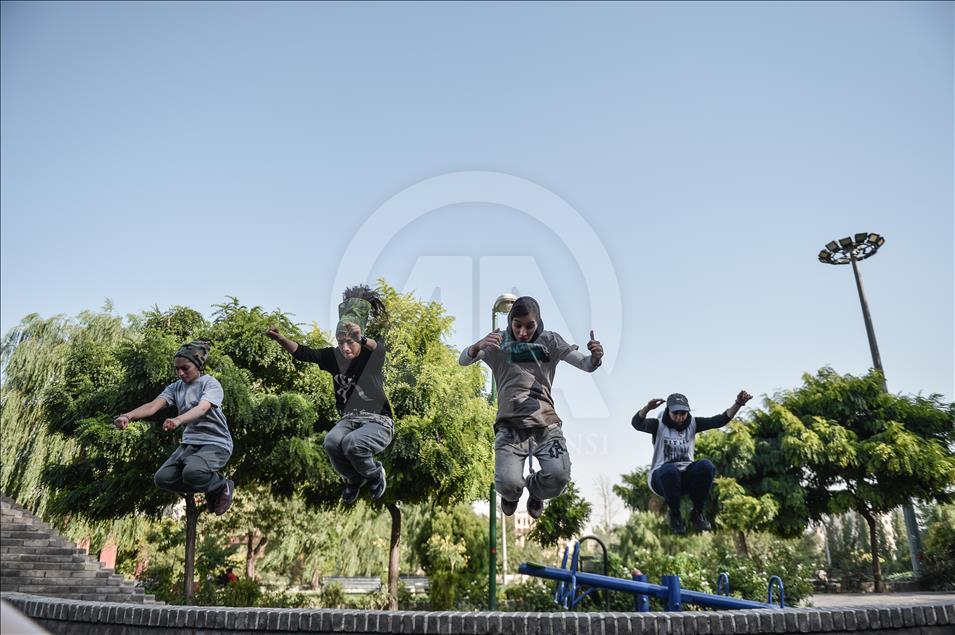 Yer çekimine meydan okuyan İranlı kızlar