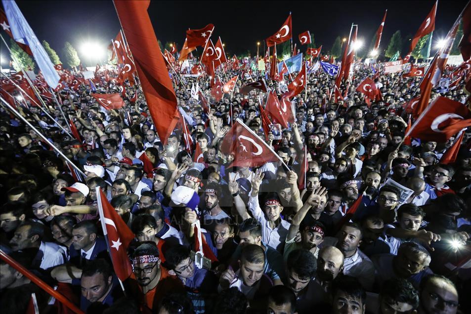 Cumhurbaşkanı Erdoğan, Cumhurbaşkanlığı Külliyesi'nde vatandaşları selamladı