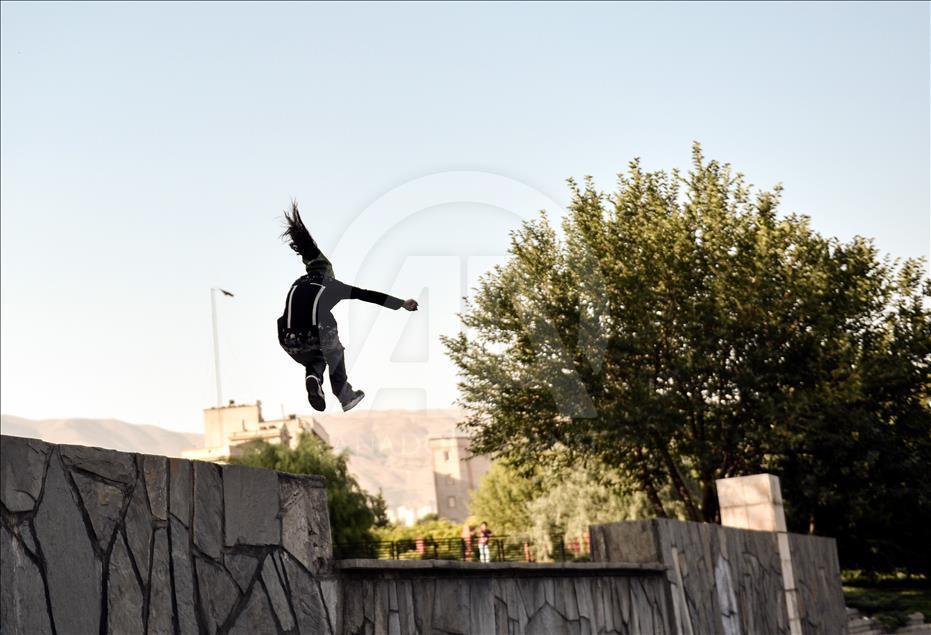 Yer çekimine meydan okuyan İranlı kızlar