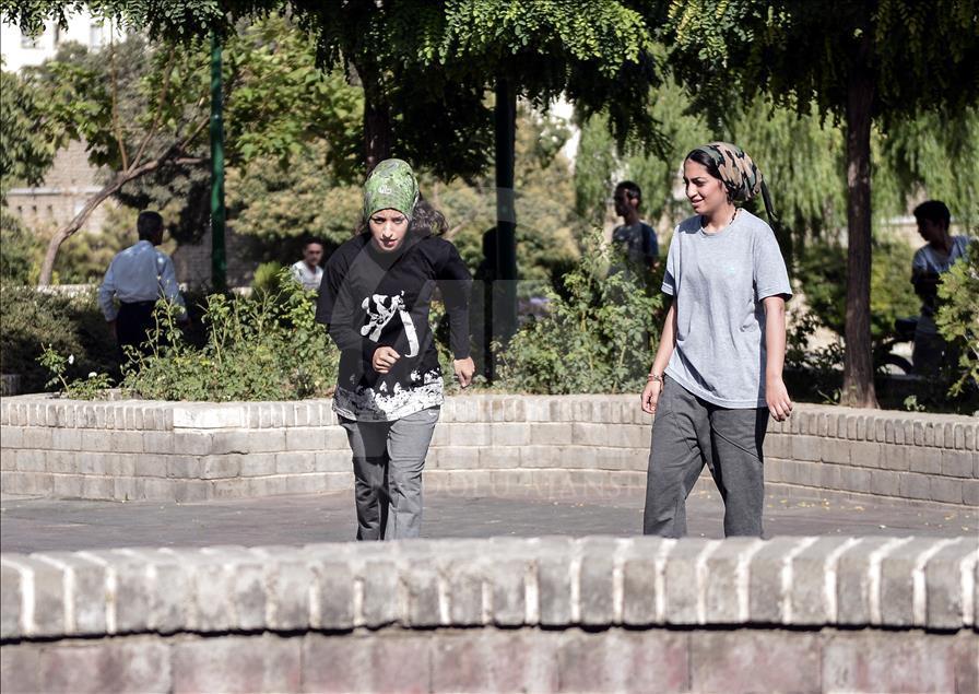 Yer çekimine meydan okuyan İranlı kızlar