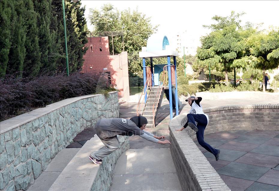 Yer çekimine meydan okuyan İranlı kızlar