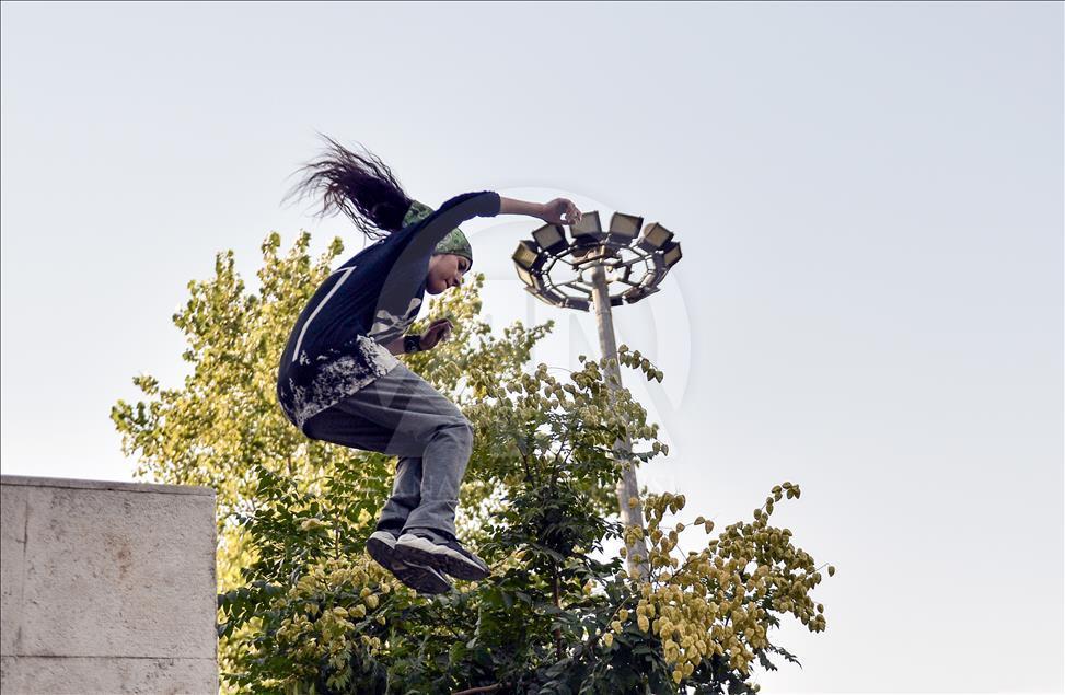 Yer çekimine meydan okuyan İranlı kızlar