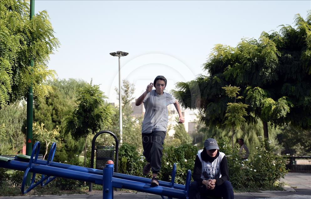 Yer çekimine meydan okuyan İranlı kızlar