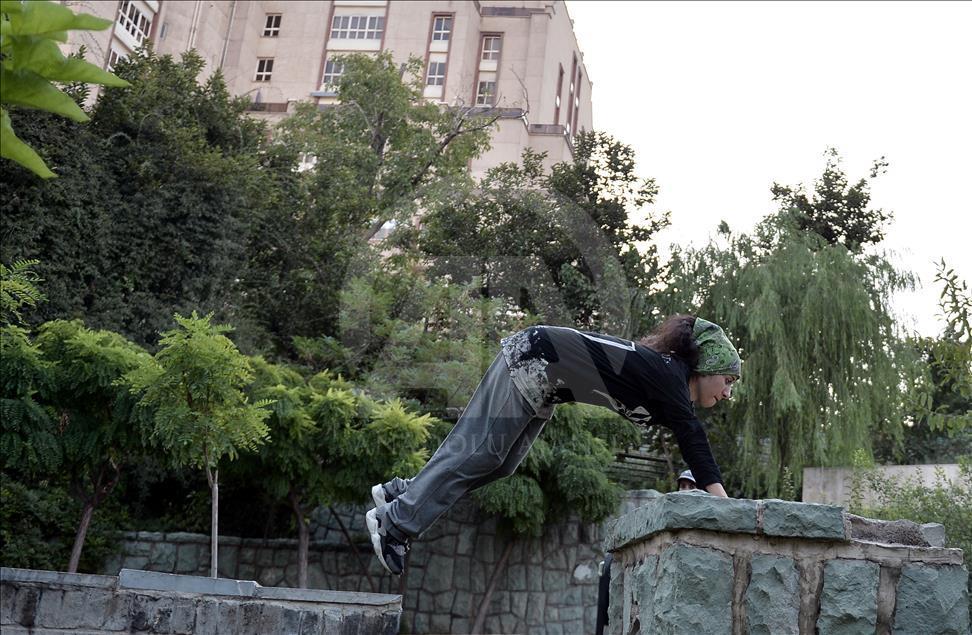 Yer çekimine meydan okuyan İranlı kızlar